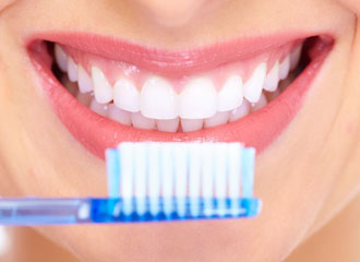 Como escovar os dentes para não ter cáries e mau hálito