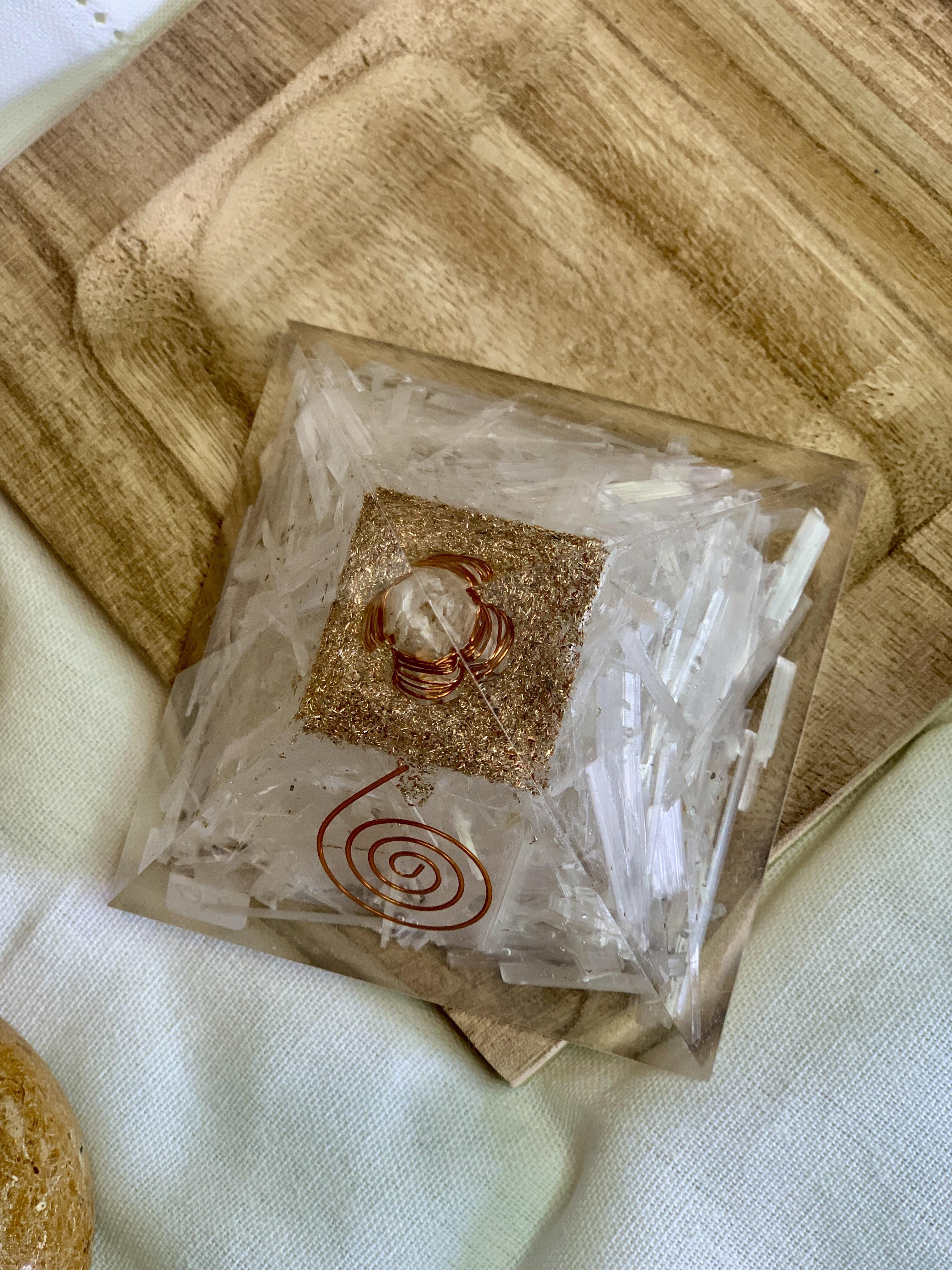 Pirâmide Orgonite Selenite